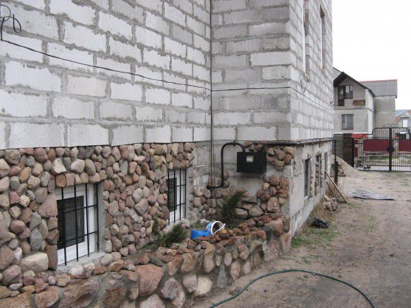 Підвал оброблений каменем