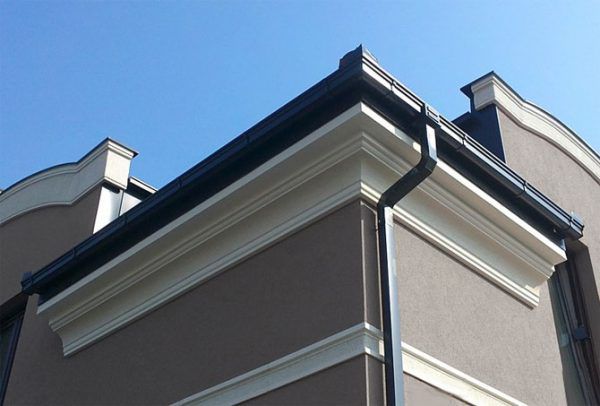 Карниз під дахом