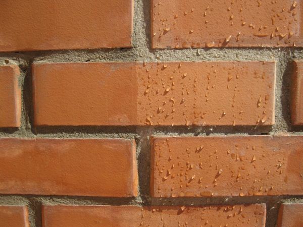 Цегляна стіна до і після гідрофобної обробки