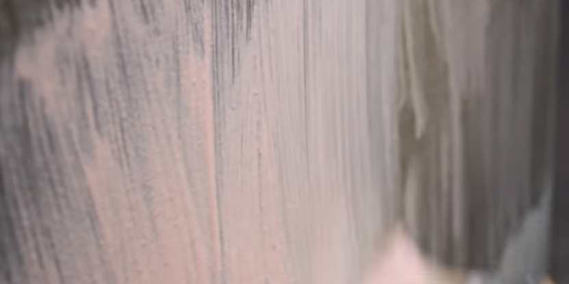 Пензликом або валиком нанесіть грунтовку на основу