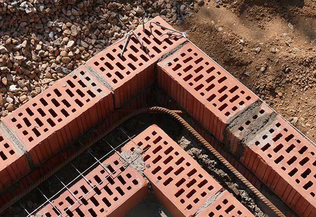 Укладання плінтуса