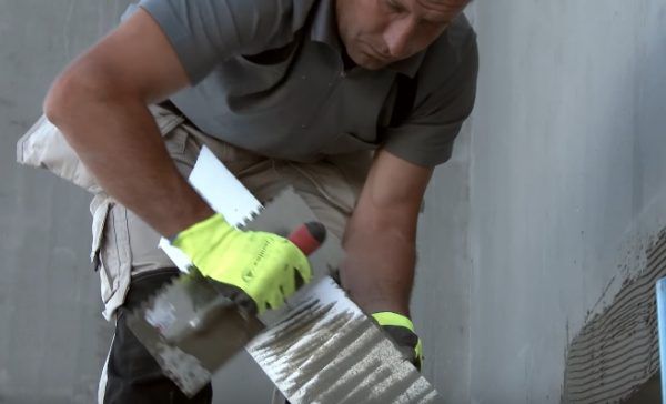 На декоративний елемент наноситься клей