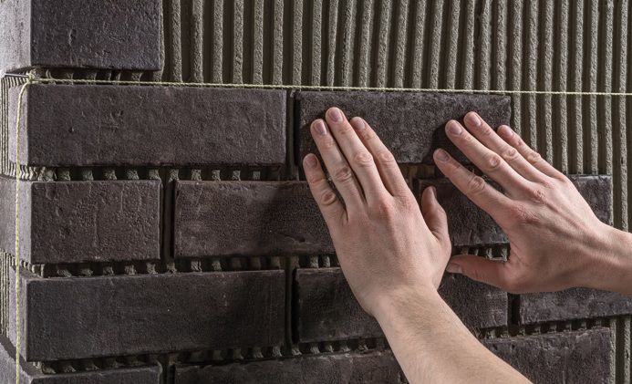 Клінкерну плитку вдавлюють в клейовий шар