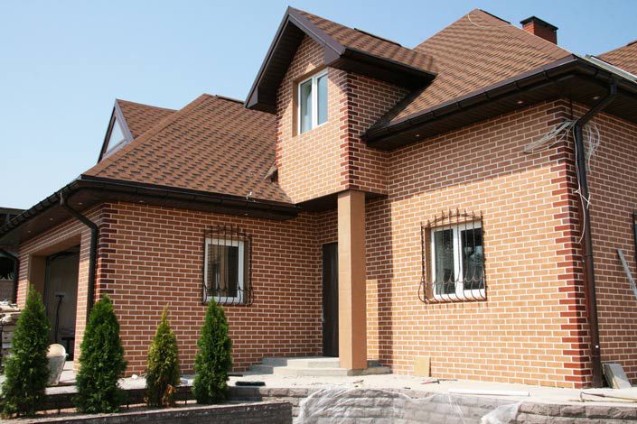 Клінкерна цегла має високі декоративні властивості та експлуатаційні характеристики