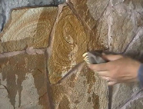 Коли затирка висохне, промийте камінь щіткою