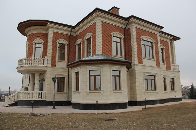 Комбінований фасад з пісковику та клінкеру