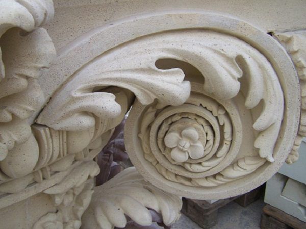 Консоль декорована гіпсовою ліпниною