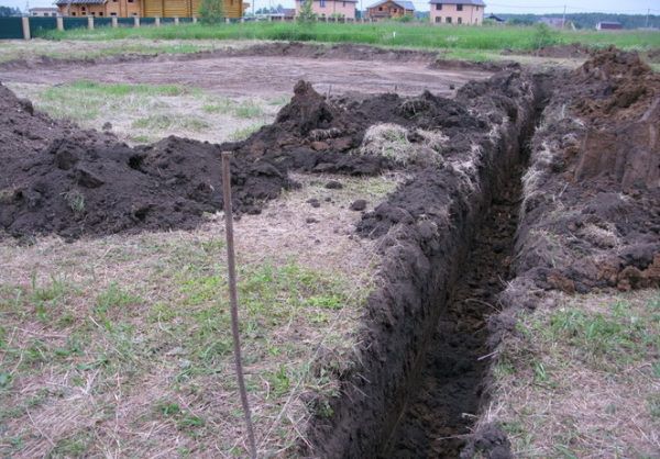 Риття траншей під комунікації
