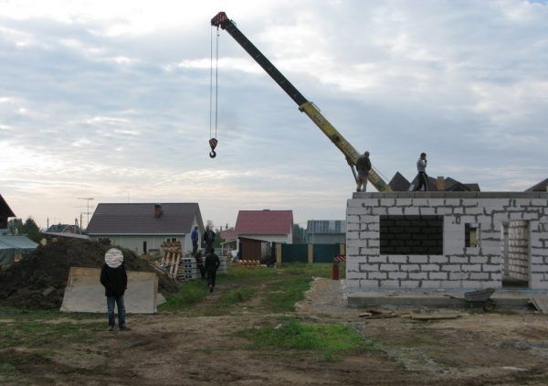 Кран для укладання плит перекриття