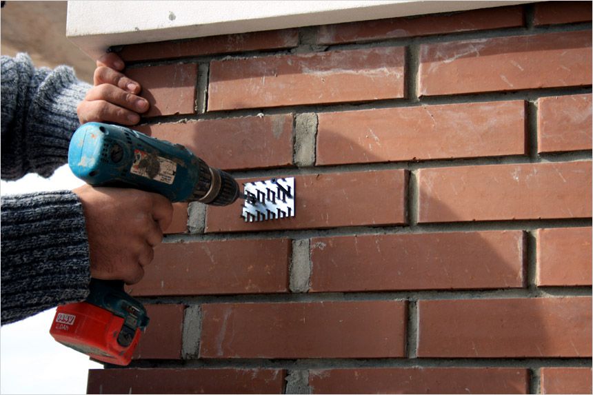 Кріпимо двома дюбелями