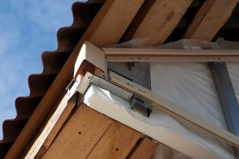 Кріпимо зовнішній кут (перед цим потрібно було зробити куточки з профілю для кріплення), потім J-профіль по верхній межі сайдинга, відступивши відстань для підшивання вагонки знизу даху.