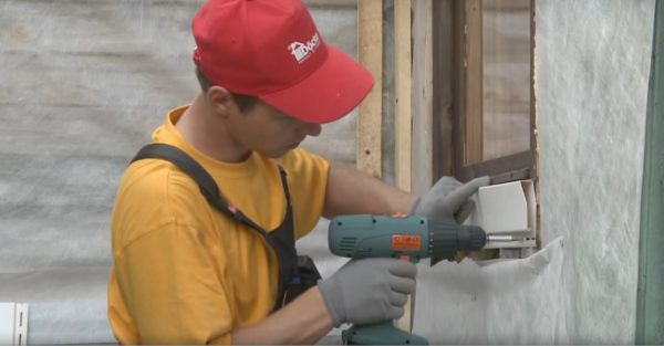 Кріплення J-профілю внизу вікна