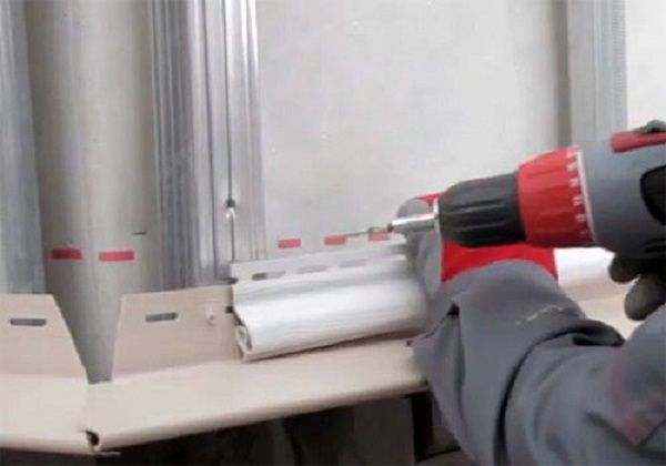 Кріплення стартового профілю поверх відливу