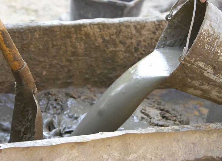 Перемішувати розчин найкраще міксером, так ви уникнете грудок