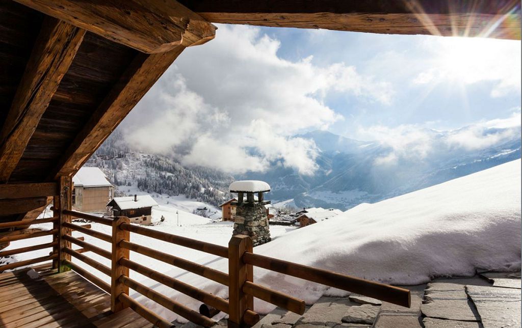 Масивний дах нависає над балконом