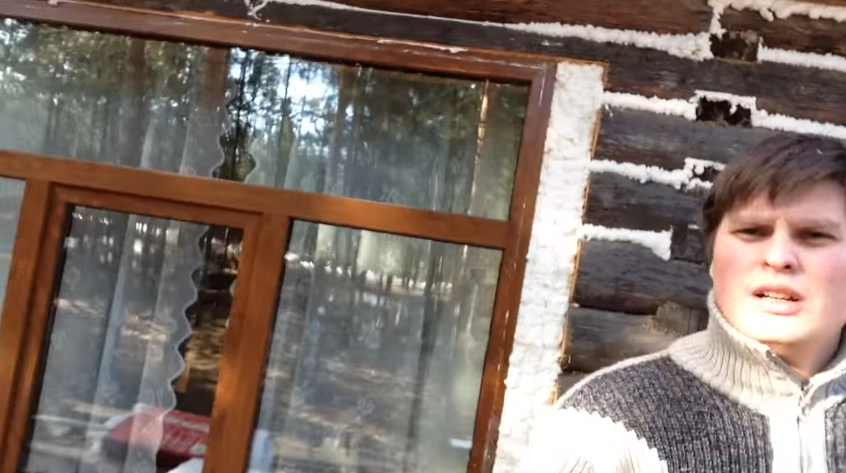 Між вінцями укладається новий утеплювач