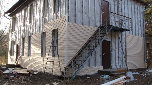 Монтаж вінілового сайдингу