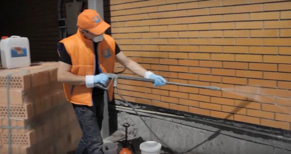 Миття фасаду водою під тиском