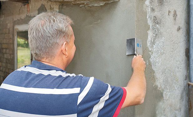 Можна використовувати спеціальний кутовий шпатель