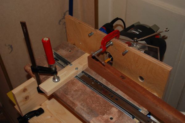 Ми бачимо приклад саморобного верстата для виготовлення вагонки, його вузлів і деталей