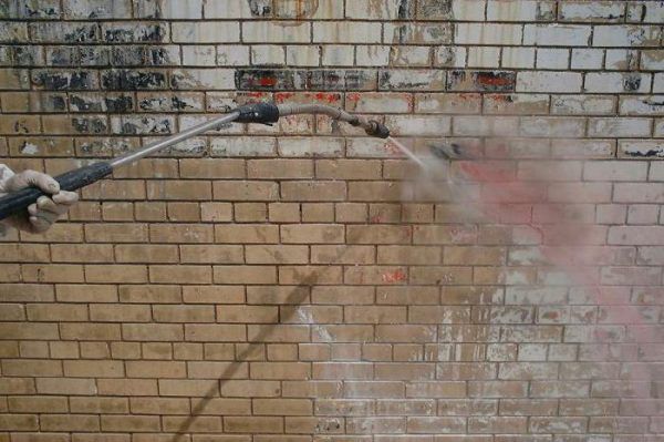 Миття цегляного фасаду