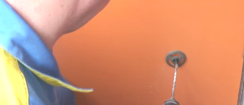 Плити закріплюються дюбелями на бічних стінах