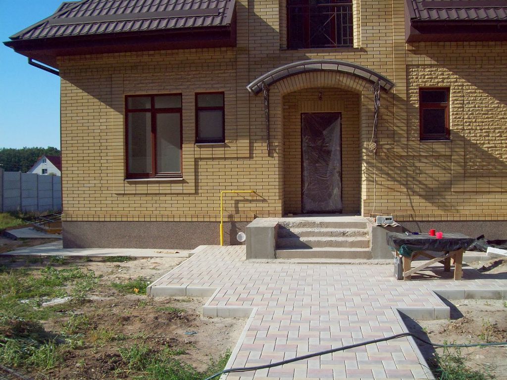 На фото основа покрита декоративною штукатуркою SPS гранітна штукатурка