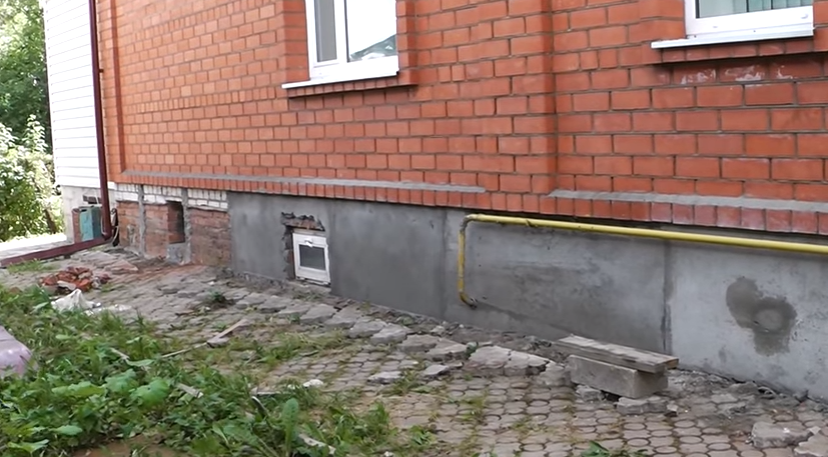 Цоколь, підготовлений для укладання каменю