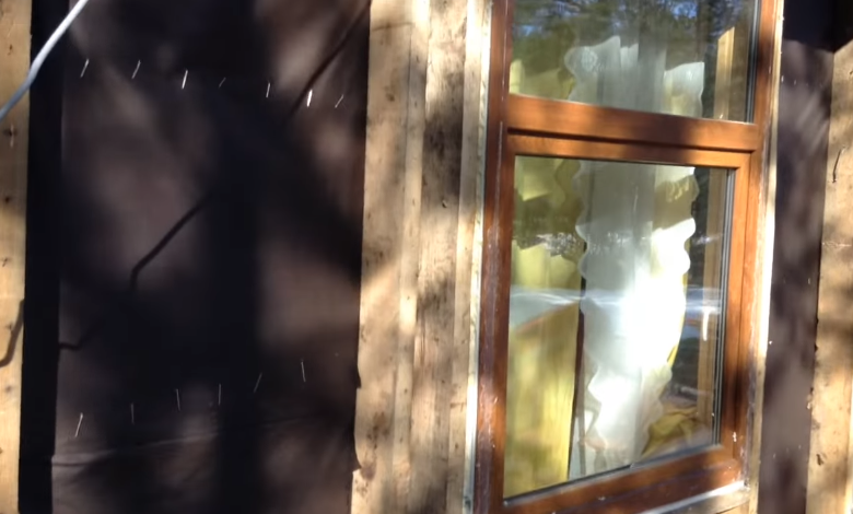 На фото гідроізоляція чорна, плівка закріплена скобами