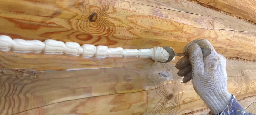 На фото показано, як видалити надлишки герметика