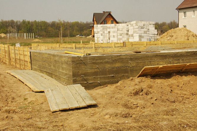 На фото показаний процес демонтажу фундаменту, після чого бажано провести утеплення