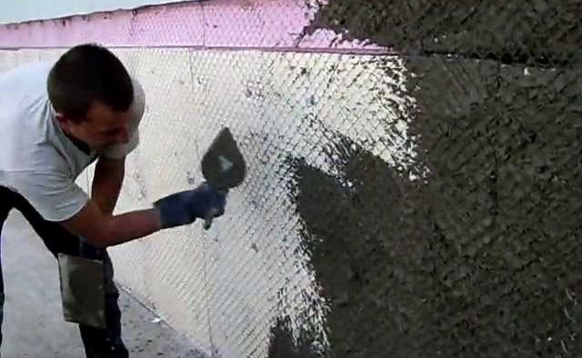 На фото зображено сітку, закріплену поверх ППС і накинуту на неї клейовий розчин