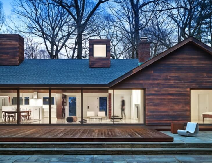 На фарбування дерев’яної поверхні знадобиться трохи більше фарби, ніж на цегляну або бетонну стіну.