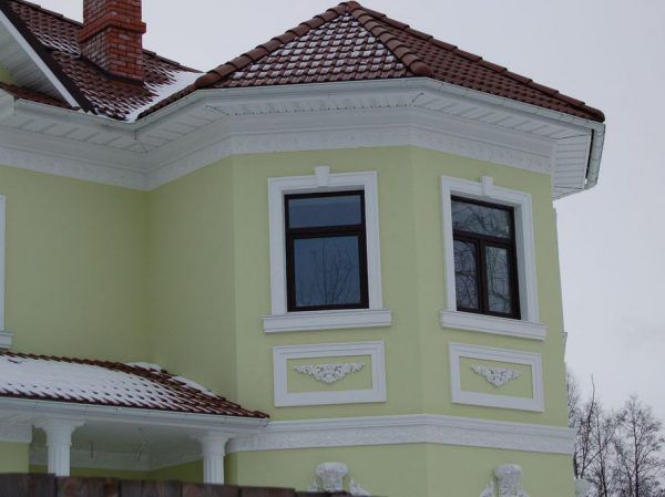 На цьому зображенні панелі розташовані під вікнами