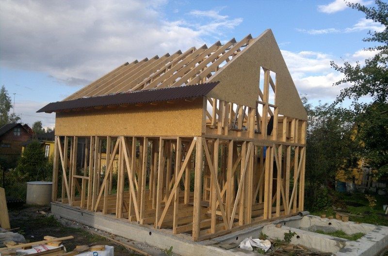 Початок обшивки даху ондуліном поверх обшивки та мембрани