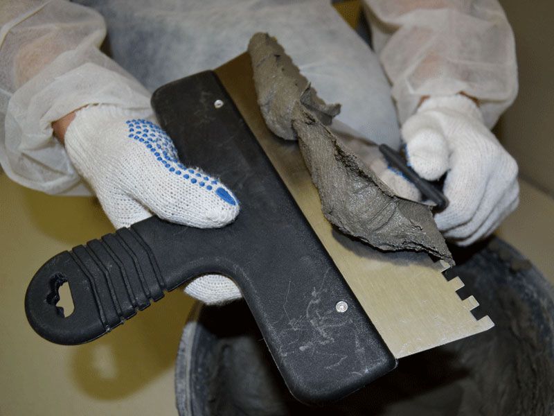 Нанесіть клей на шпатель