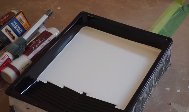 Налийте фарбу в кювету