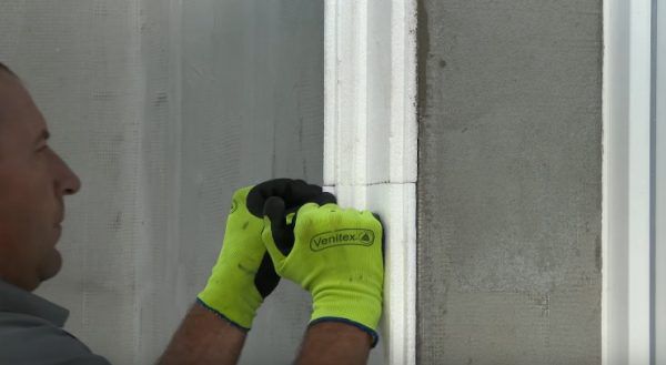 Кожух притискається до стіни