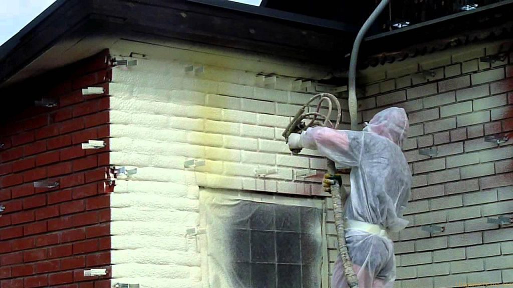 Нанесення пінополіуретану