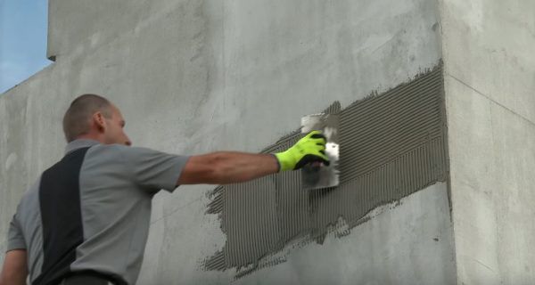 Нанесення клейової суміші