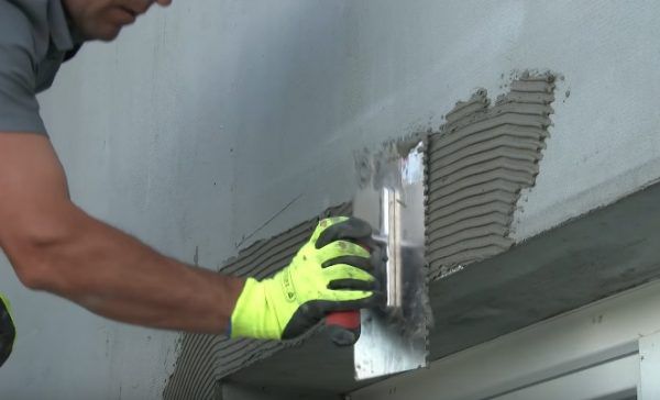 Нанесення клейової суміші зубчастим шпателем