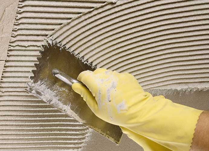 Нанесення клею на стіну