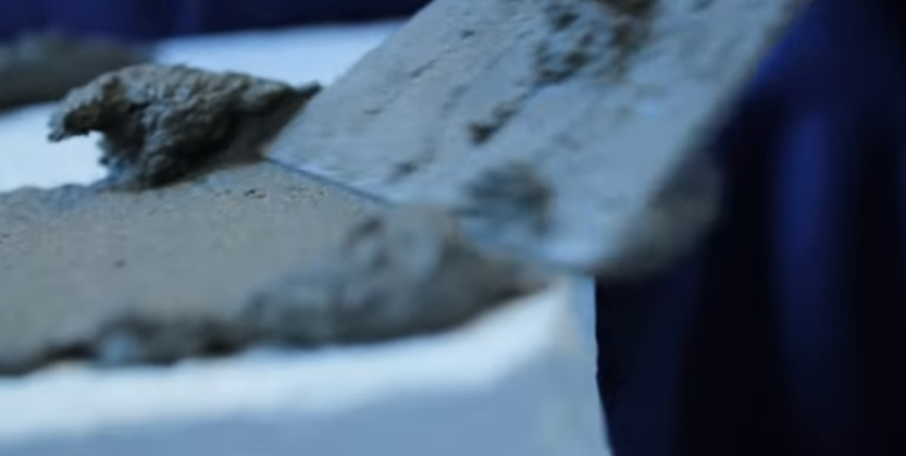 Нанесення клею на елемент шпателем