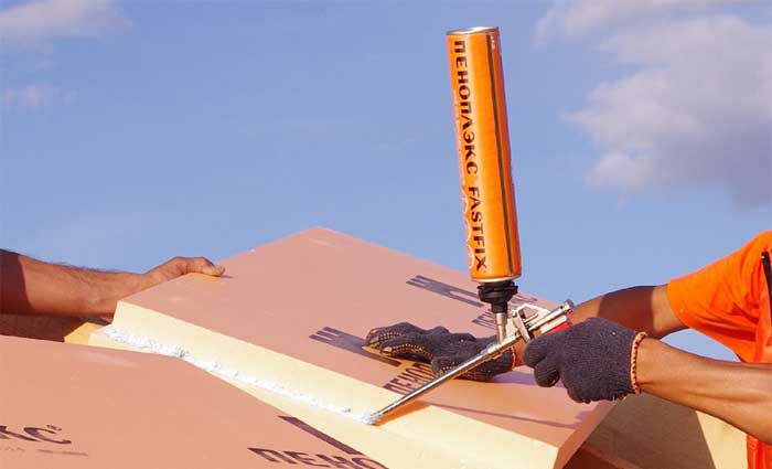 Нанесення клею на теплоізоляційну плиту