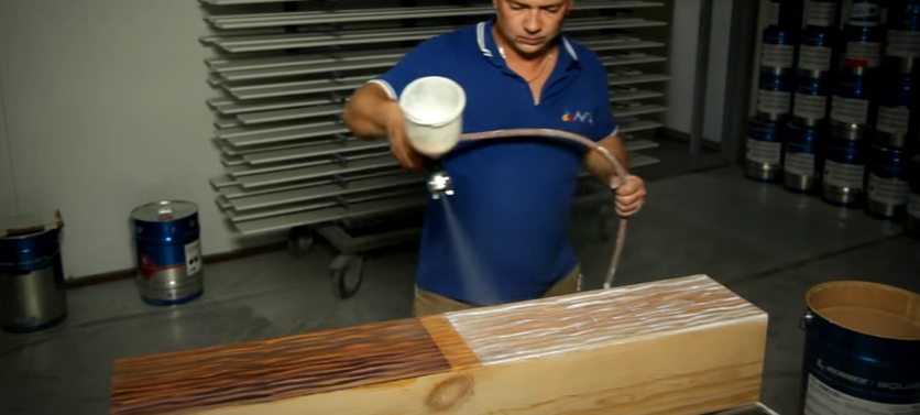 Нанесення лаку з пульверизатора