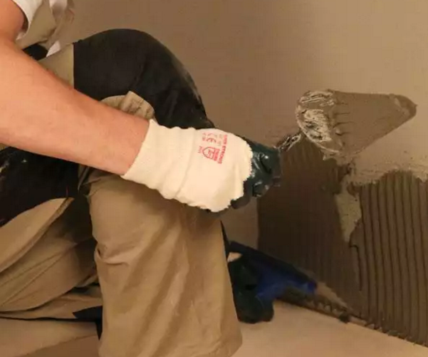 Нанесення розчину на стіну