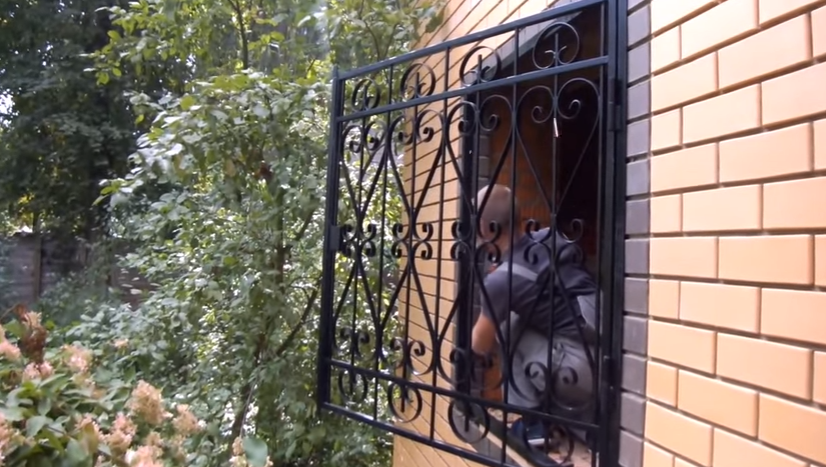 Навішування стулок решітки на петлі