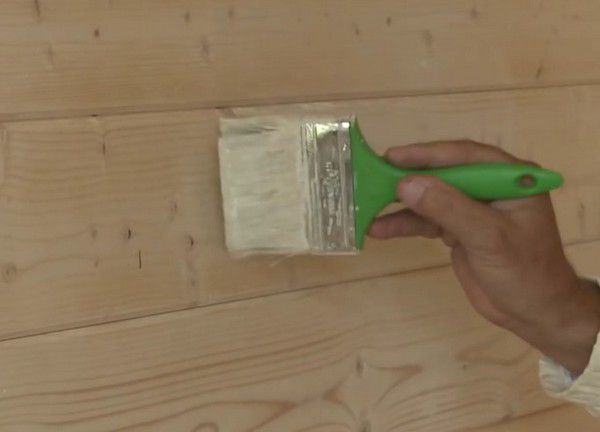 Не наносьте на кисть багато фарби, інакше залишаться смуги