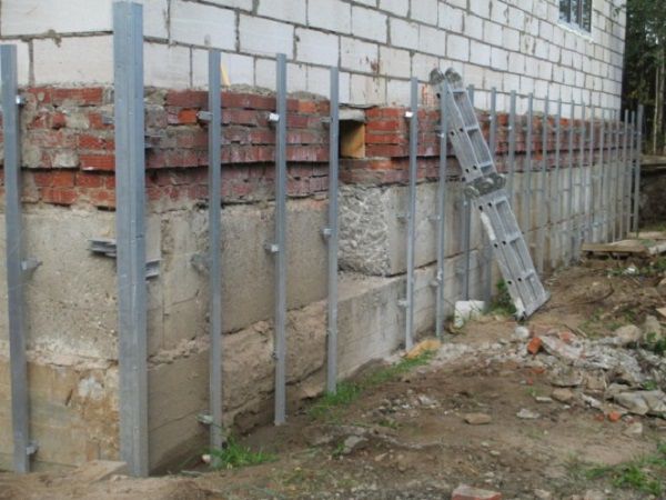 Стовпи не можна монтувати близько до землі.