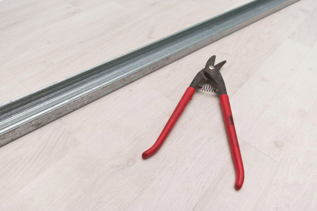 Опорний профіль і ножиці по металу